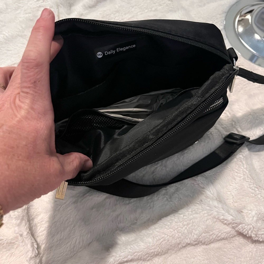 Daily elegance Crossbody Bag nwot - Picture 2 of 3